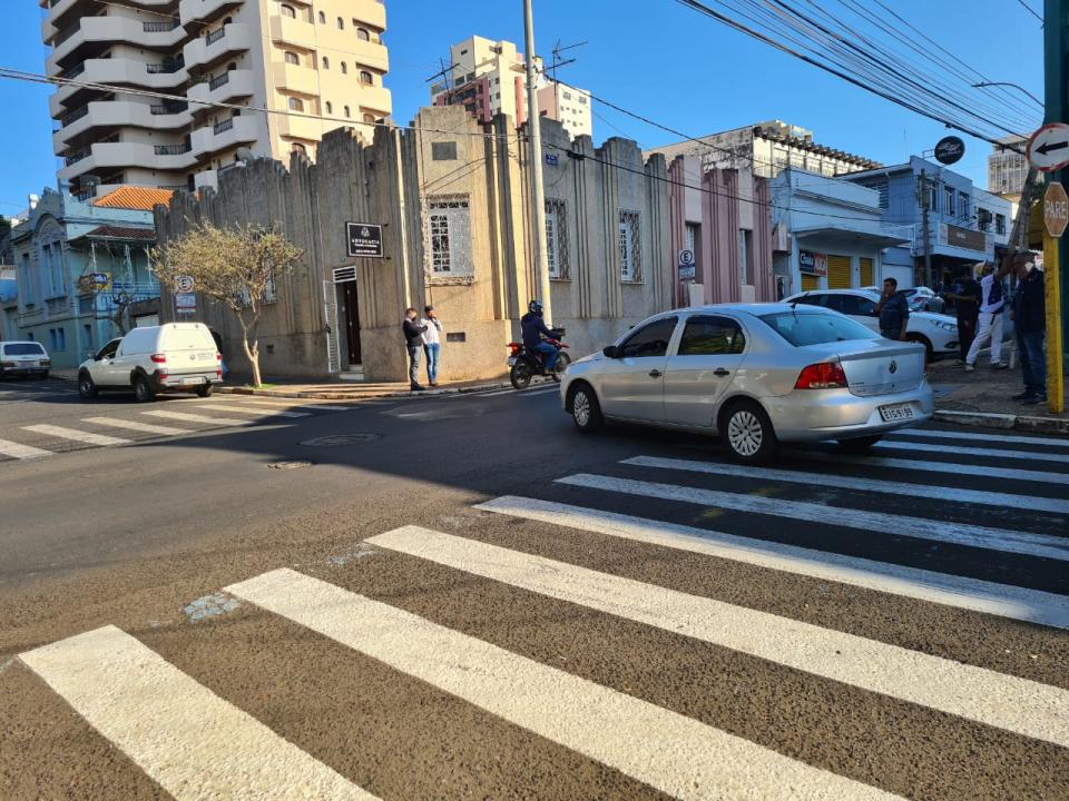 Foto 2 de 3 — Colisão entre dois carros complica o trânsito no centro de Araraquara